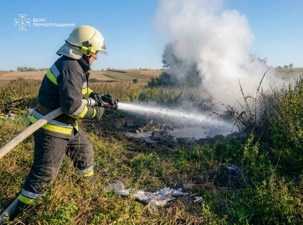 Дев’ять пожеж за добу: на Тернопільщині від вогню врятували сім будівель і два транспортні засоби (фото)
