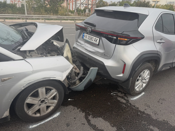 Журналістка з Тернополя потрапила в ДТП, бо зупинилася на хвилину мовчання (фото)