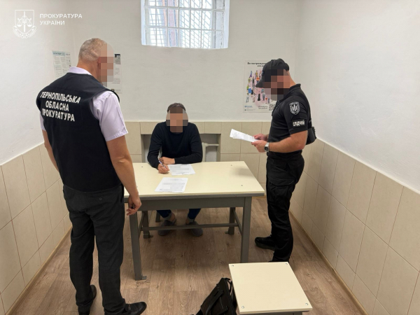 Митник з Тернополя взяв 5 тисяч доларів за зарахування на навчання для відстрочки (фото)