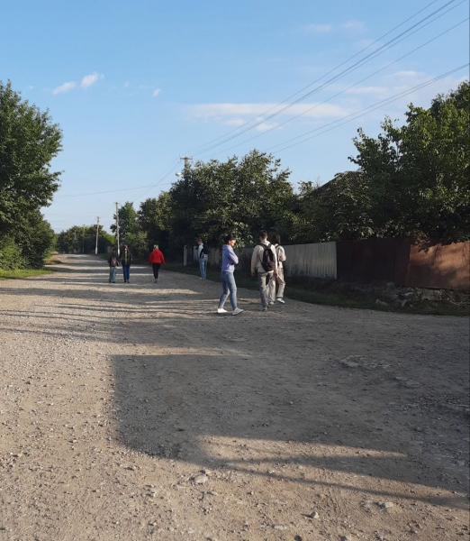 Не пускають дітей у шкільний автобус, не дають парт, стільців та підручників: у Мельнице-Подільській громаді місцеві чиновники влаштували "освітній геноцид" (фото, відео)