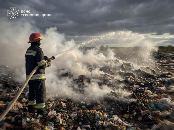 На Тернопільщині горів житловий будинок та стихійні сміттєзвалища (фото)
