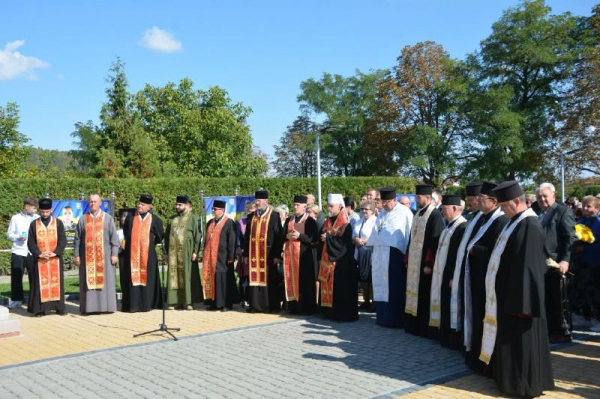 У Бережанах відкрили Алею пам’яті полеглих захисників (фото)