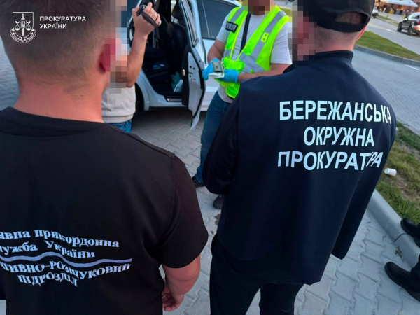 Затримали після передачі 6 тисяч доларів: у Бережанах викрили схему виїзду до Угорщини (фото)