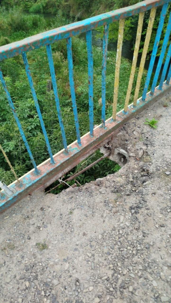Зруйноване покриття під ногами: у Бережанах людина ледь не впала з мосту біля стадіону (фото)