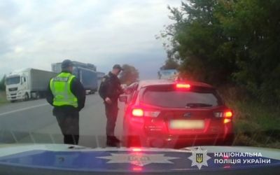 Була напідпитку та пропонувала 500 доларів поліції: у Тернополі зупинили порушницю (фото)