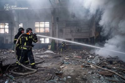В ДСНС показали кадри ліквідації наслідків атаки на Тернопіль (фото)