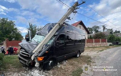 На Чортківщині рейсовий автобус в’їхав в електроопору: травмувалися троє пасажирів (фото)