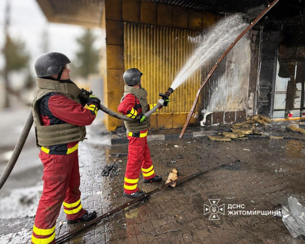 рф б'є по АЗС та залізниці: відомо про двох загиблих на Житомирщині, прильоти по західних регіонах (фото, відео)