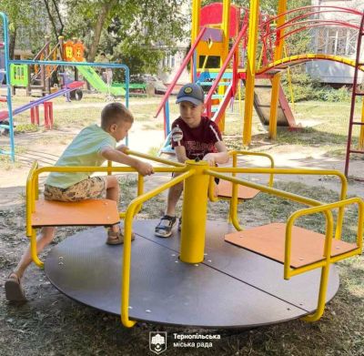 Нові дитячі майданчики встановлюють у Тернополі: де вони вже з’явилися (фото)