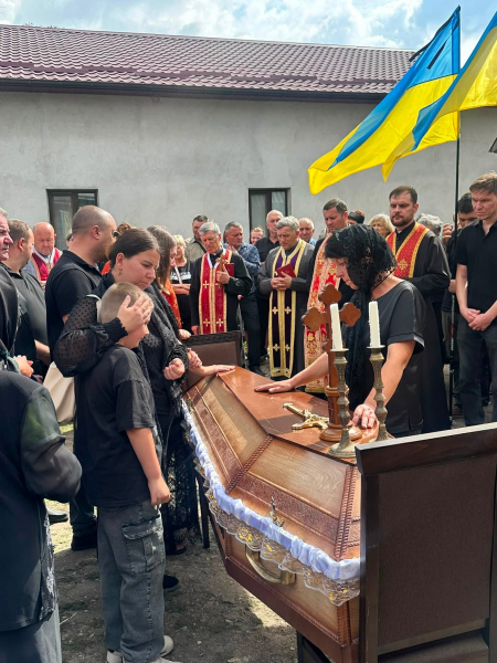 Прапор з домовини взяла внучка: Підволочиська громада попрощалася з воїном Анатолієм Голіятом (фото)