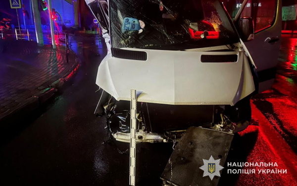 Водій елітного авто був напідпитку і без прав: в аварії на Східному у Тернополі постраждали 8 осіб (фото)