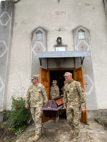 Назавжди 37: у Саранчуківській громаді попрощалися з воїном Михайлом Хвалком