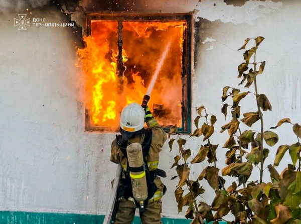 Дев’ять пожеж за добу: на Тернопільщині від вогню врятували сім будівель і два транспортні засоби (фото)