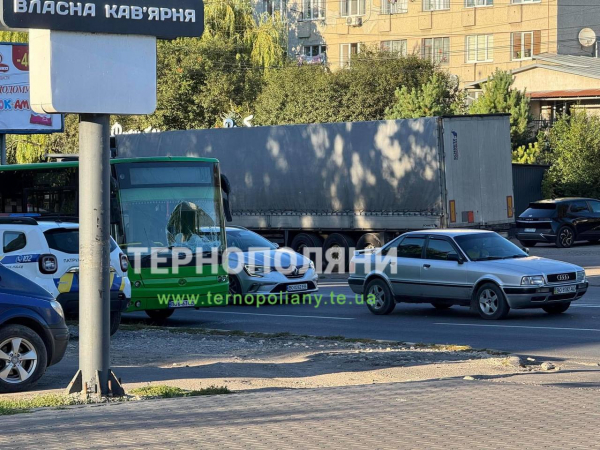На Микулинецькій у Тернополі через ДТП утворився значний затор (фото)