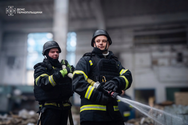 В ДСНС показали кадри ліквідації наслідків атаки на Тернопіль (фото)