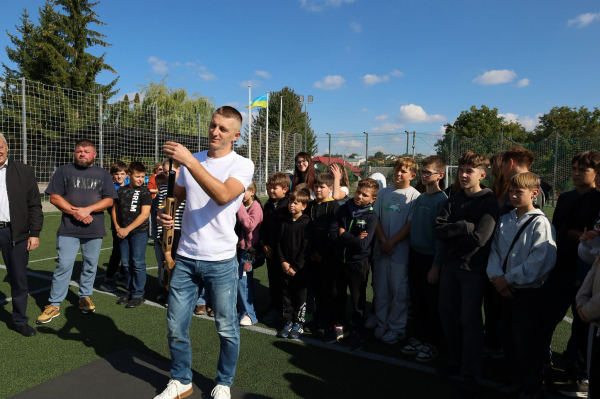 Острівський ліцей отримав інвентар для біатлону, а майстер-клас для учнів провів Дмитро Підручний (фото)