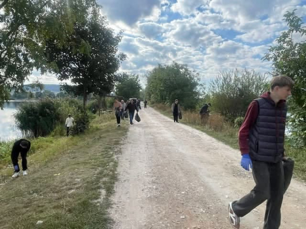 У Чорткові, Бучачі, Бережанах і на Лановеччині очистили від сміття береги чотирьох річок (фото)