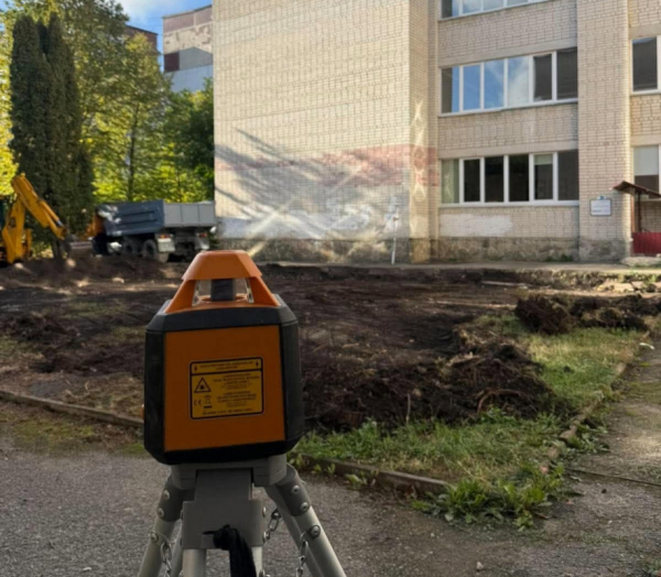 Біля школи №28 у Тернополі облаштовують інклюзивний спортивний майданчик (фото)