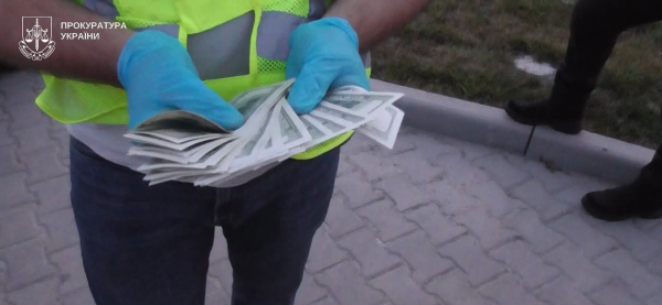 Затримали після передачі 6 тисяч доларів: у Бережанах викрили схему виїзду до Угорщини (фото)