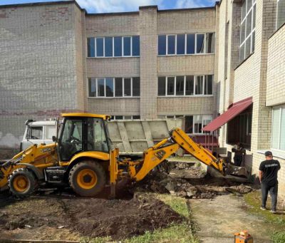 Біля школи №28 у Тернополі облаштовують інклюзивний спортивний майданчик (фото)