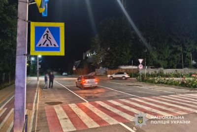 Під колеса авто потрапили троє пішоходів: аварія у Чорткові
