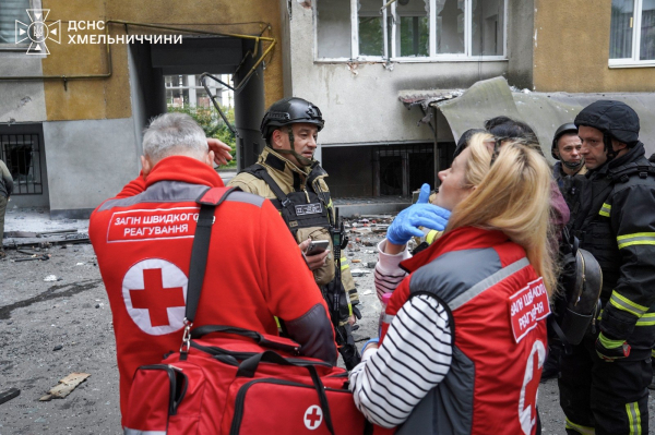 Російський дрон влучив у багатоповерхівку на Хмельниччині (ФОТО)