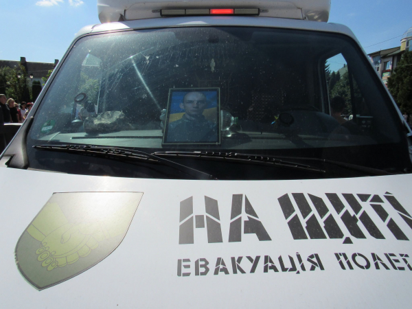 Тіло полеглого воїна Андрія Владимірського навколішки зустріли жителі Кременеччини (ФОТО)