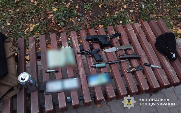 У Тернополі на АЗС чоловік погрожував перехожим зброєю (фото)