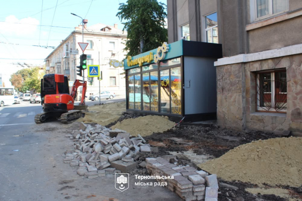 Одразу на п’яти локаціях у Тернополі ремонтують тротуари, дорогу й двори (фото)