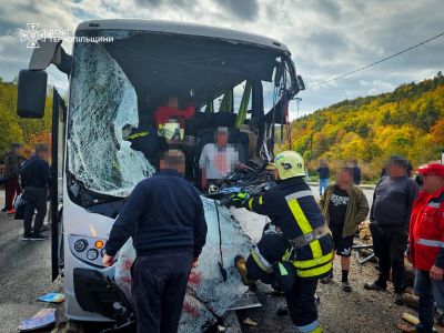 На Тернопільщині зіткнулися лісовоз і пасажирський автобус: водія затиснуло в салоні (фото)