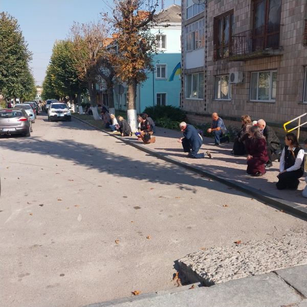 Борщів на колінах зустрів померлого воїна: коли поховають Василя Бицика (фото)