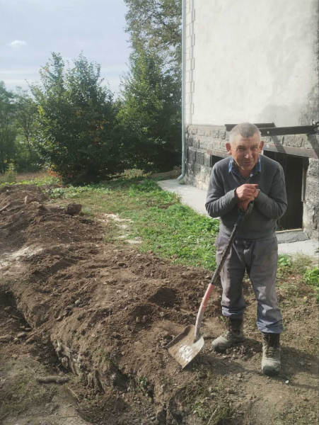На Бережанщині місцеві жителі самотужки збудували вуличний туалет (фото)