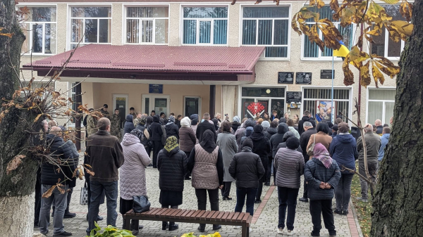 На фасаді ліцею у Хоростківській громаді відкрили меморіальну дошку захиснику Сергію Вишньовському (фото)