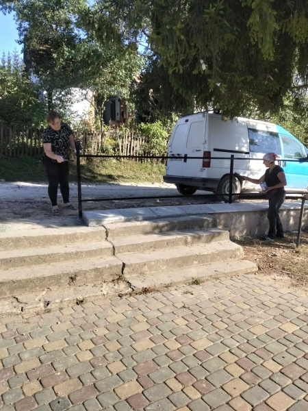 На Бережанщині місцеві жителі самотужки збудували вуличний туалет (фото)