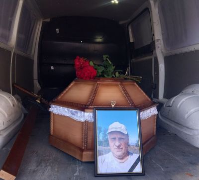 Борщів на колінах зустрів померлого воїна: коли поховають Василя Бицика (фото)