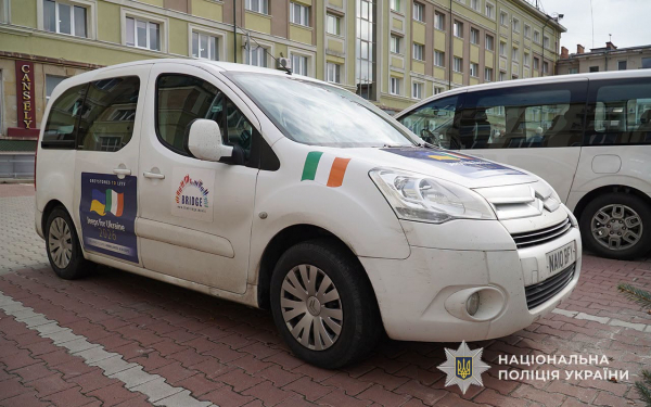 Волонтери з Ірландії передали у Тернополі автомобіль для потреб поранених захисників (фото)