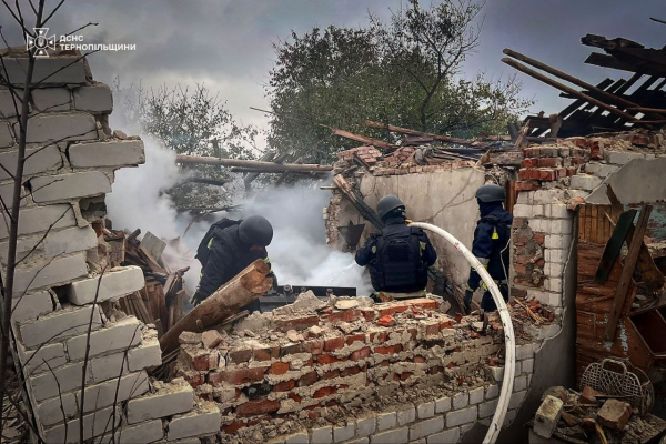 Рятувальники опублікували світлини з ліквідації наслідків падіння уламків БпЛА на Чортківщині (фото)
