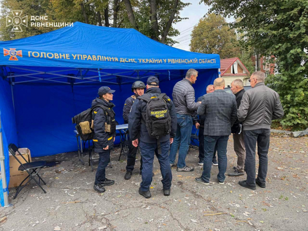 У центрі Рівного дрон влучив у навчальний корпус: постраждали люди (фото)