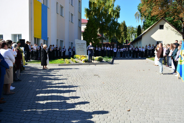 У Кременецькій академії відкрили меморіальний знак жертвам радянських репресій і полеглим випускникам