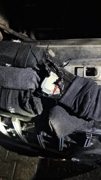 Понад 270 тисяч доларів у шкарпетках: одеські митники виявили схованки в мікроавтобусі (фото)