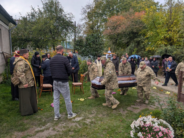На щиті до рідної Теребовлі повернувся захисник Володимир Сеньків (фото)