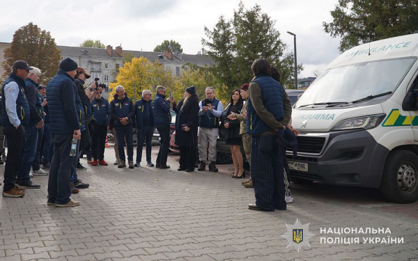 Волонтери з Ірландії передали у Тернополі автомобіль для потреб поранених захисників (фото)