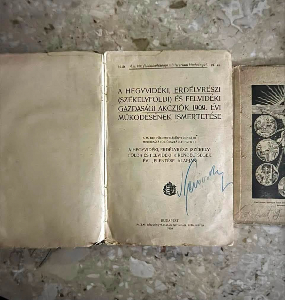 На кордоні зупинили українку, яка намагалася вивезти книги, яким більше 100 років (фото)