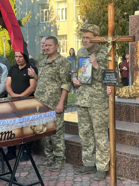 Рідні схилили голови над домовиною: Підволочиськ зустрів полеглого воїна Михайла Кириліва (фото)