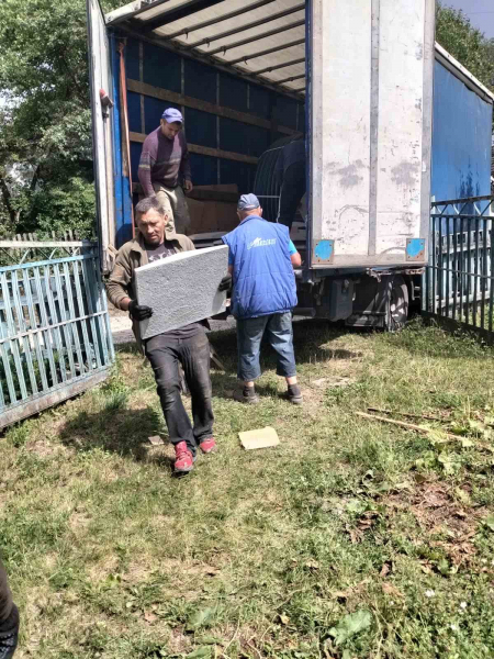На Бережанщині місцеві жителі самотужки збудували вуличний туалет (фото)