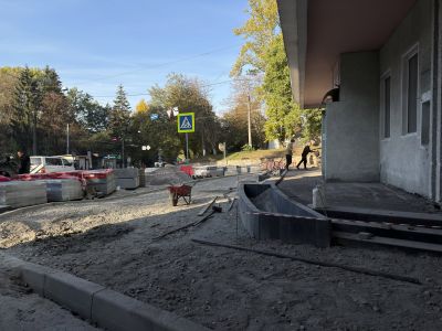 Біля дитячої поліклініки у Тернополі облаштовують інклюзивний майданчик (фото)