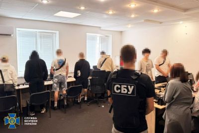 Фейкові знайомства та «фото», що відкривали доступ до гаджетів: на Львівщині викрили шахрайський кол-центр (фото)