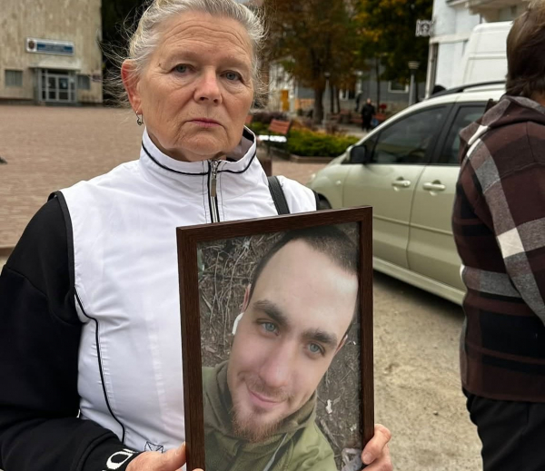 У Підволочиську рідні вийшли з портретами зниклих безвісти та полонених воїнів (фото)