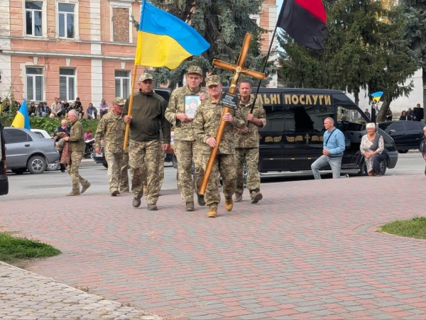 Підволочиська громада зустріла загиблого воїна: коли відбудеться похорон (фото)