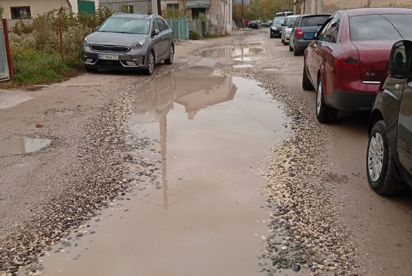 У Бережанах скаржаться на стан доріг та паркування на тротуарах (фото)
